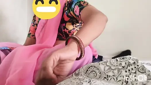 Hintli en iyi hintli kadın yemek pişirirken en iyi arkadaşı tarafından sikiliyor