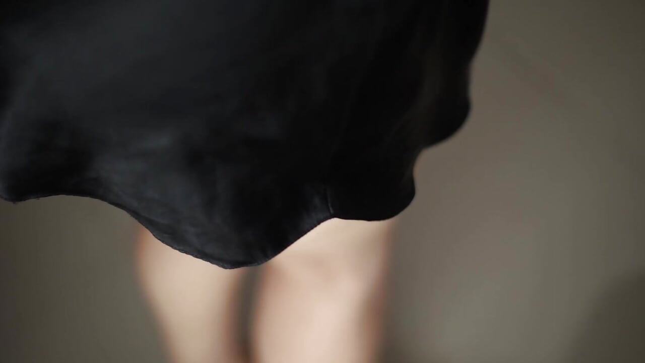 Suave e sexy menina indonésia trocando de roupa