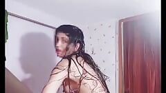 Urmila, a dögös szexi lány maszturbál fürdés közben