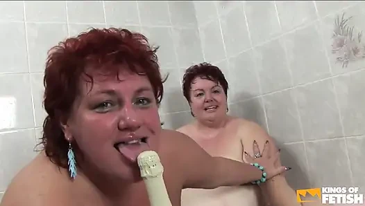 Zwei rothaarige BBWs küssen und stecken eine flasche in ihre haarigen muschis