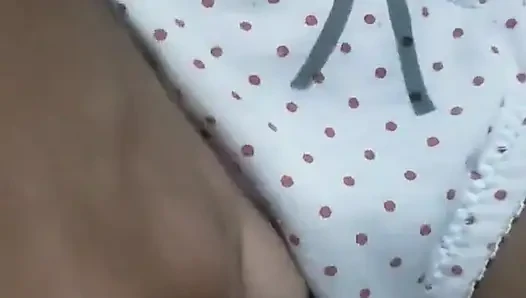 Merek baru kurus mengambil belaian di memek yang indah!