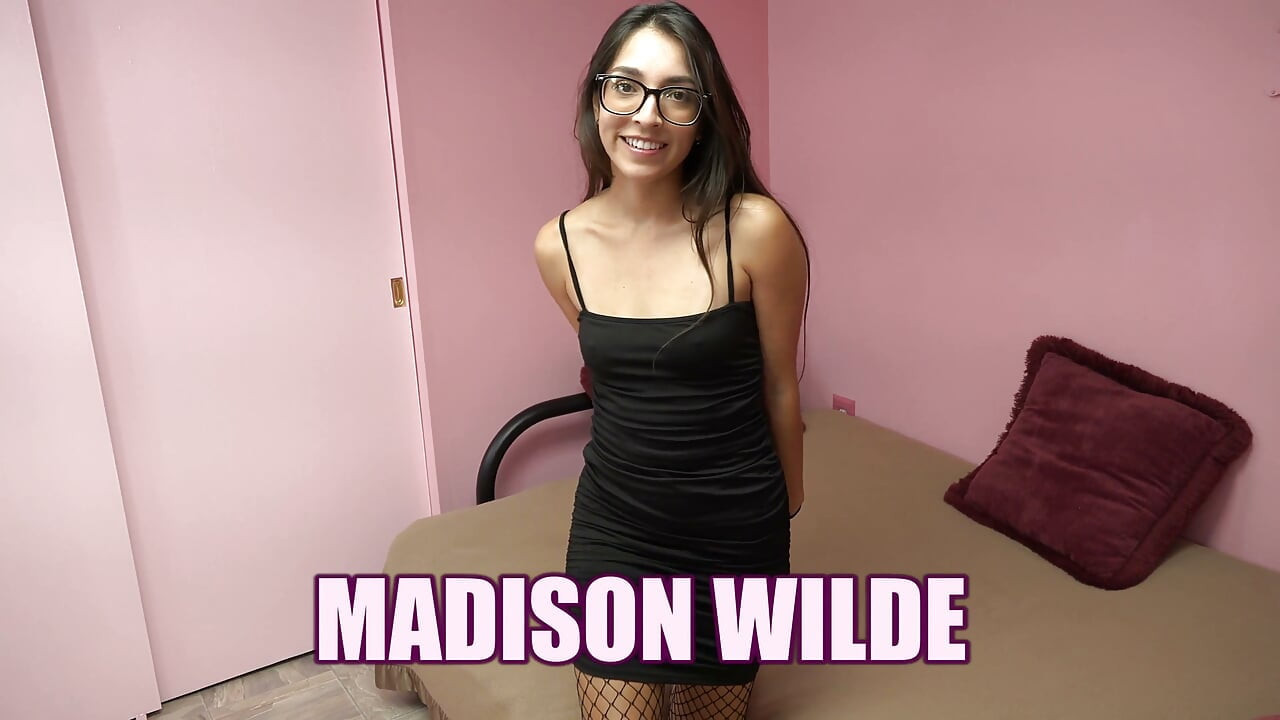 Tenåringssøtnos Madison Wilde tar en moden pikk i beveren