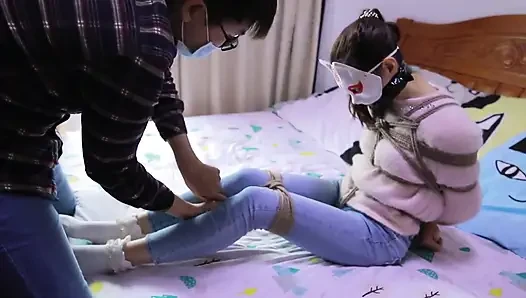 Hui13 - the Constraint of Skinny Jeans and White Socks