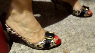 タイガーポンプ姿の妻の足