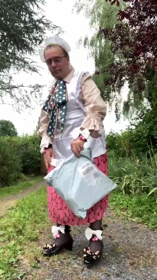 穿着复古女仆服装去从信箱拿一个包裹。