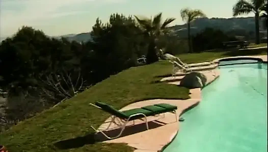 Entzückende MILF am pool gesichtsbesamt