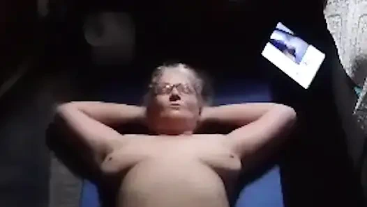 Seksi iri güzel kadın çıplak yoga yapıyor ve sonra boşalıyor!