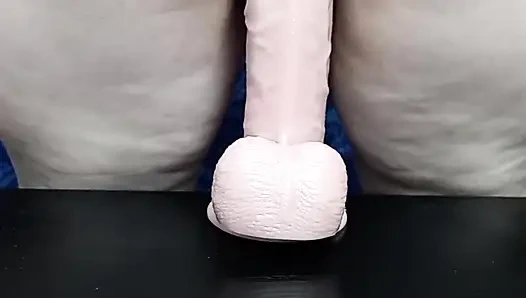 Istri terangsang yang tak pernah puas menghancurkan memeknya yang besar