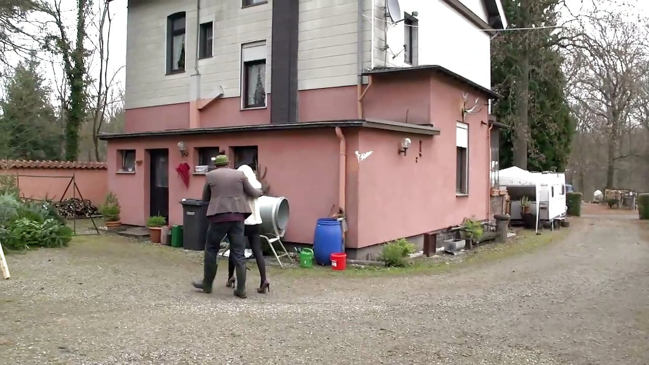 Rubia caliente monta una bonita polla sólida!