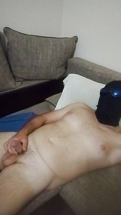 Дрочит, глядя на порно