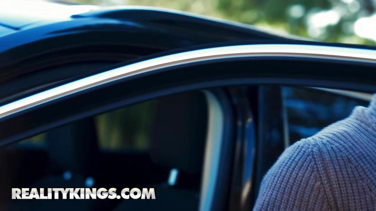 REALITY KINGS - Блокираната Агата Шей показва благодарността си за помощта, като задоволява спасителя си с путката си