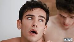 Troye dean चुपके से मालिश करने वाले Damian Night का लंड चूसती है जबकि उसका बॉयफ्रेंड एक ही कमरे में है - पुरुष