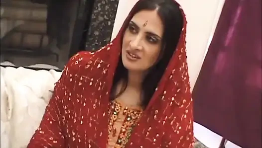 Азиатская девушка трахает киску, лизание киски в позе 69, сперма в рот