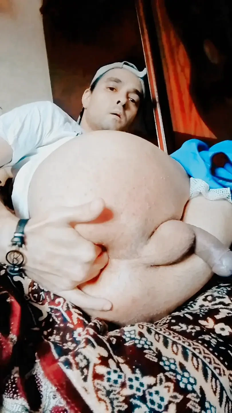 🥵Îmi bag degetele în curul meu delicios