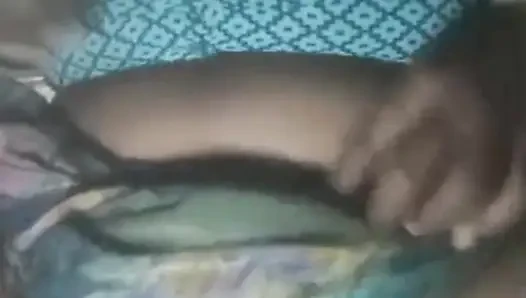 Yangzi apni chut ka ched dikhati hai uska naraj pati jangal me mutthi marta hai