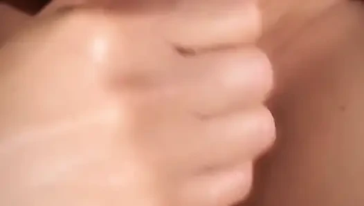 Erotik bakış açısı elle muamele konuşma yok, sadece dokun ve iç çekiyor