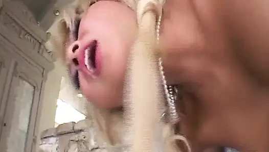 Wanita Meksiko menggosok besi Jerman