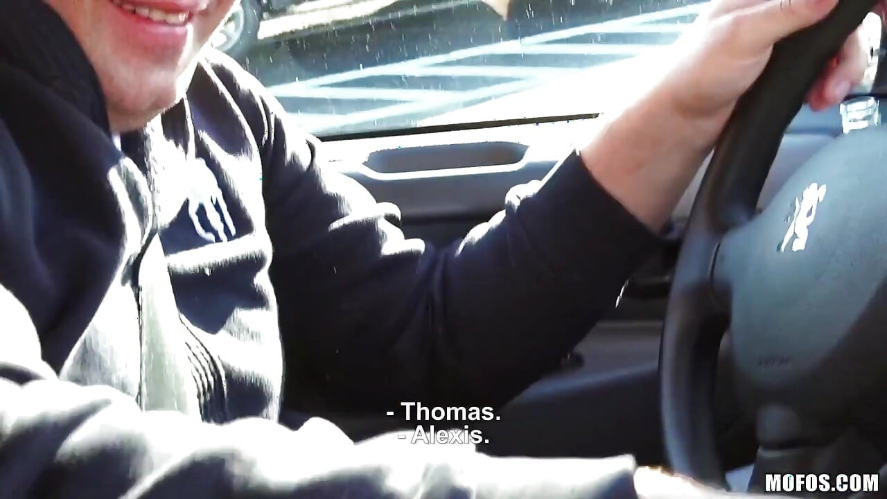 Mofos - la morena Tricia Teen recibe tratamiento de orgía en la carretera después de que Alexis chupa la polla del conductor