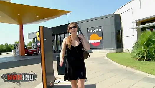 18 yaşındaki büyük götlü latin Klara Gold vahşi doğada sikiliyor