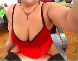 Gaun merah putih seksi