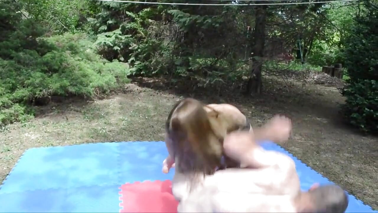Nádherná brunetka dominuje nad chlapem ve wrestlingovém zápase