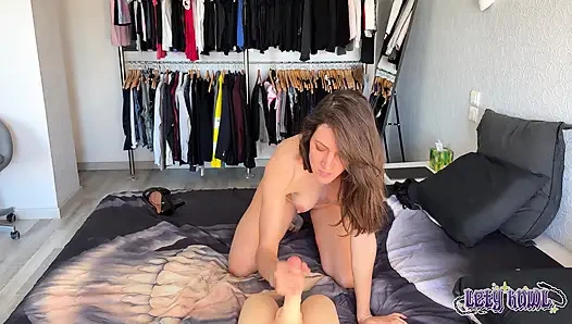 Ich bringe mich mit einem riesigen Dildo zum Orgasmus am Arsch – 100% anal