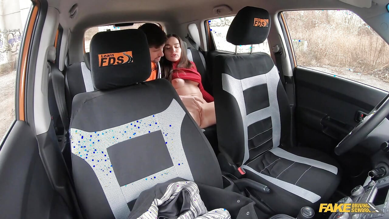 Fake driving school - Nataly Gold svršava u auto bez nošenja gaćica