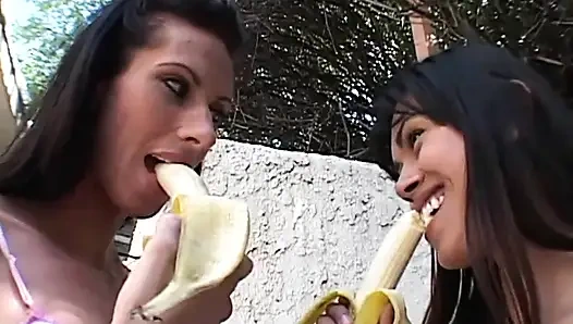 Memek kakak tiriku benar-benar fantastis!! Dia suka banget dijilat..