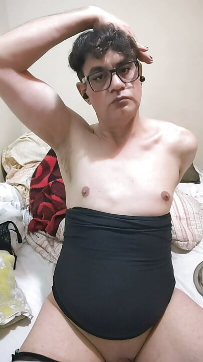 Sissy crossdresser working her asspussy