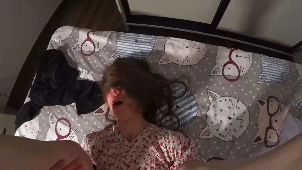 不忠的妻子操她的朋友的屁股。真正的出轨