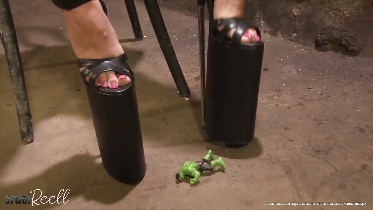 Giantess Trampling with High Heels