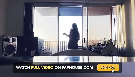 Ein mexikanischer barbiie singt ein liebeslied