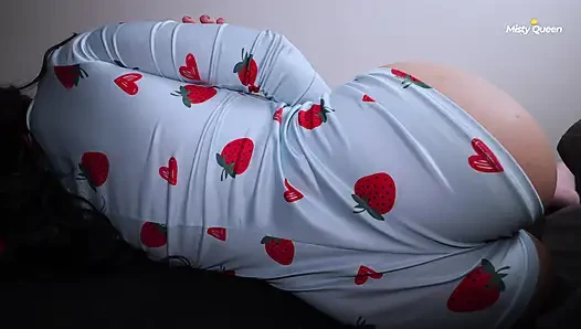 Meine heißeste Freundin war zu Besuch und ihre kurzen Pyjamas haben mich die ganze Nacht wach gehalten
