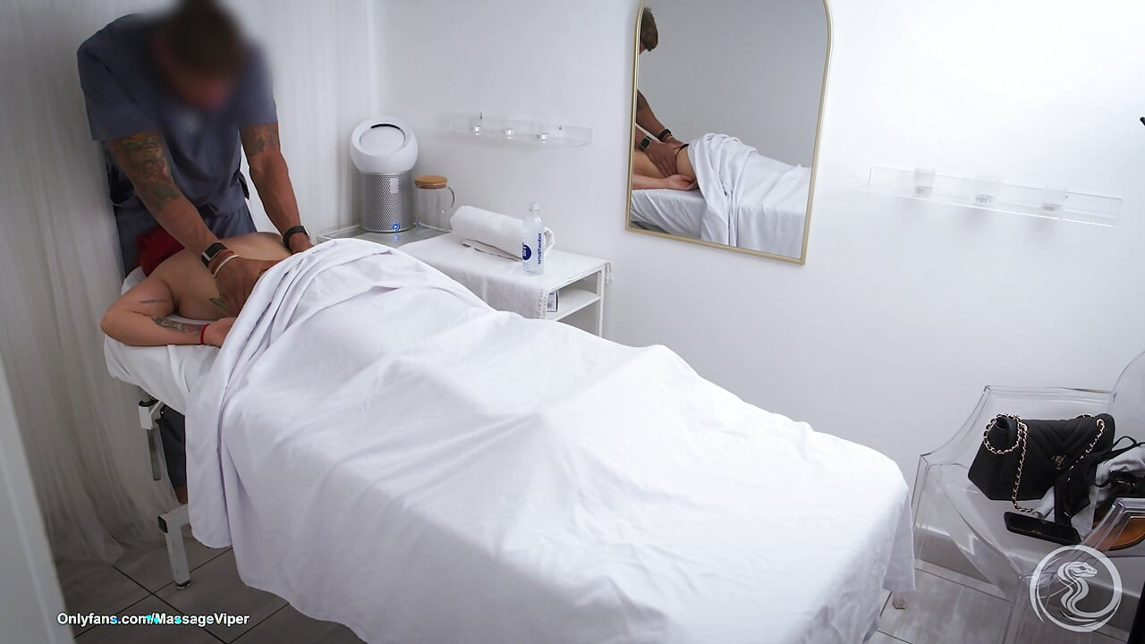 Cliente Peituda Abre as Pernas na Mesa de Massagem 69, Facesitting, Estilo Cão & Ejaculação Facial nos Peitos