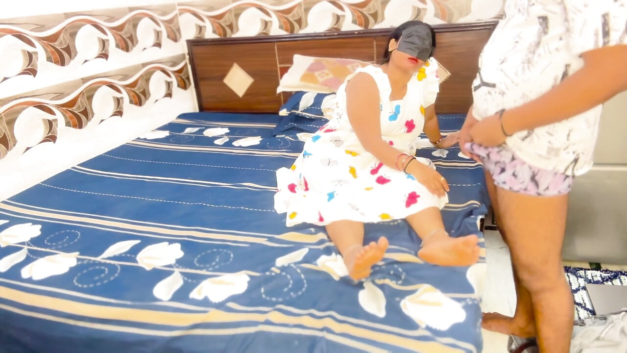 Bhabhi seksi dikongkek keras oleh Padosi di ruang tamu