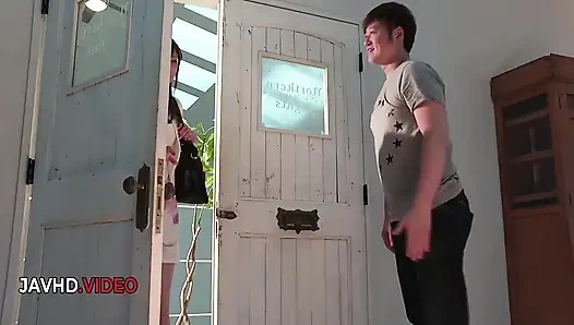 İç çamaşırlı Satomi Usui oyuncakları azdırıyor ve sonra sert orta yaşlı seksi kadınla sikişiyor