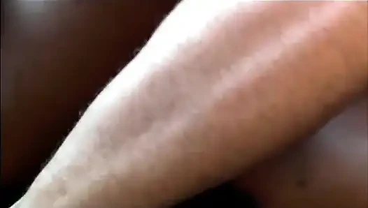 Большой белый член в большой черной киске в позе публичный секс