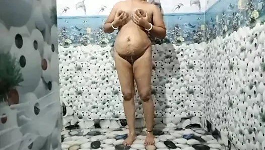 Sexy rii hat Spaß im Badezimmer mit ihrem Freund
