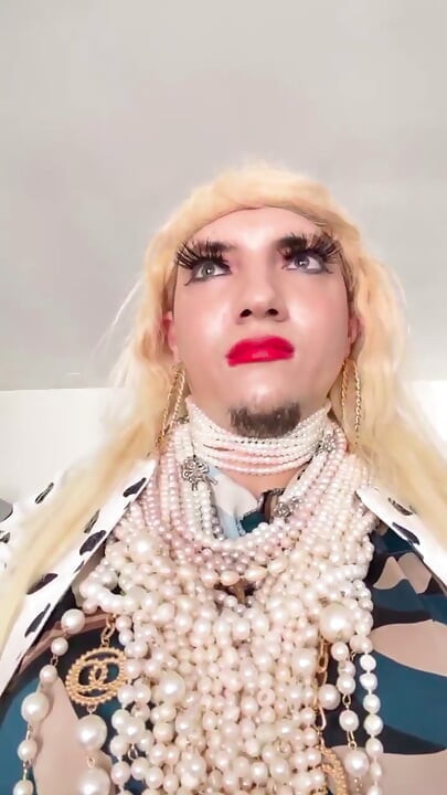 Pearl Vanesa Showing Her Body in Her Home Wearing Lovely Pearls