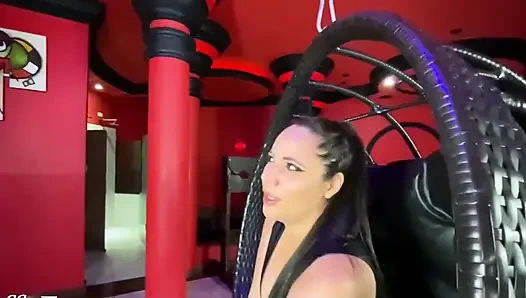 Ibu tiriku yang seksi adalah seorang dominatrix! Ep 1