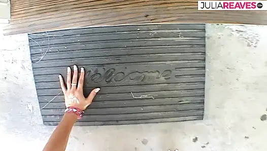 Блондинку-сучку трахают два массивных члена в рот с камшотом