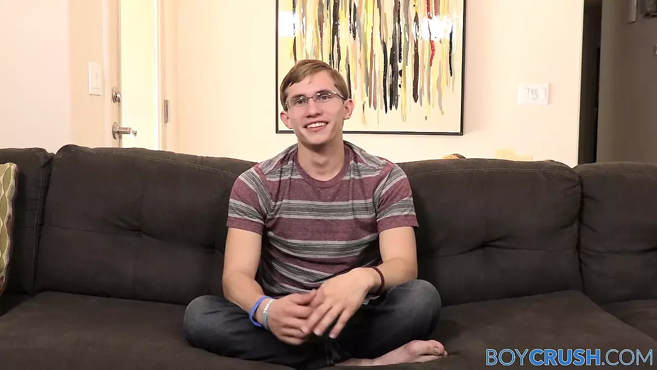 BoyCrush: Darron Bluu geme enquanto acaricia seu pau enorme no sofá