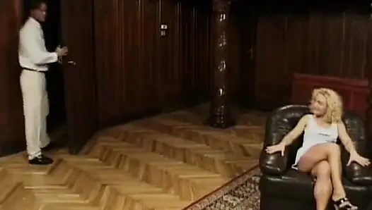 Идеальную блондиночку из Франции трахнули в анал в тройничке