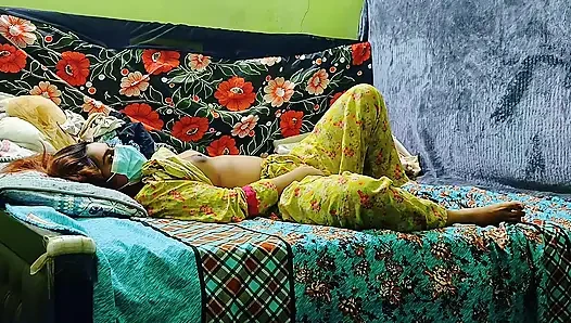 Stiefbrust beobachtet geile stiefschwester und fickt harten dicken arsch