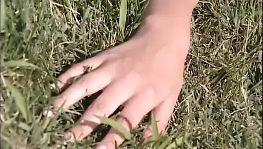 Harika orta yaşlı seksi kadın aperatif sırasında büyük yaraklarla sikiliyor