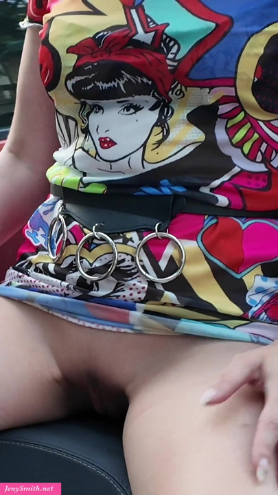 Jeny Smith pergi berjalan-jalan dalam pakaian tembus pandang. Video penuh hanya pada JenySmith.net