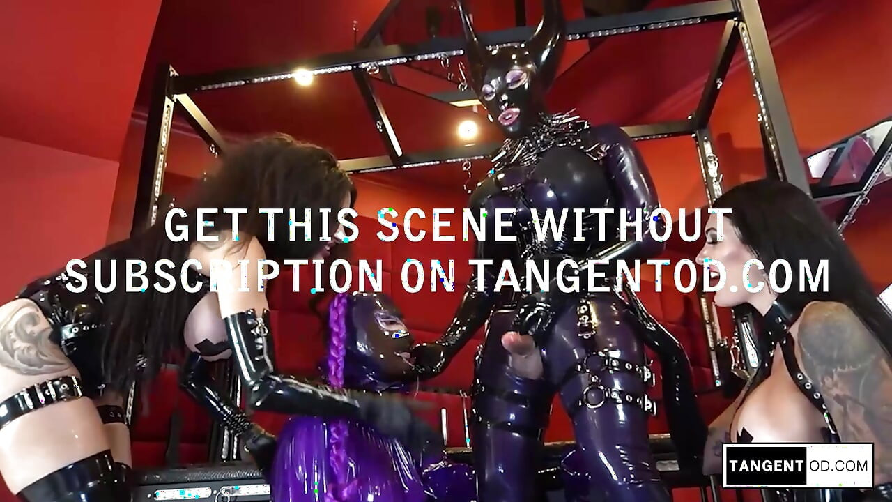 Tangentod, deux femmes en latex noir dominent une soumise attachée dans une combinaison pourpre
