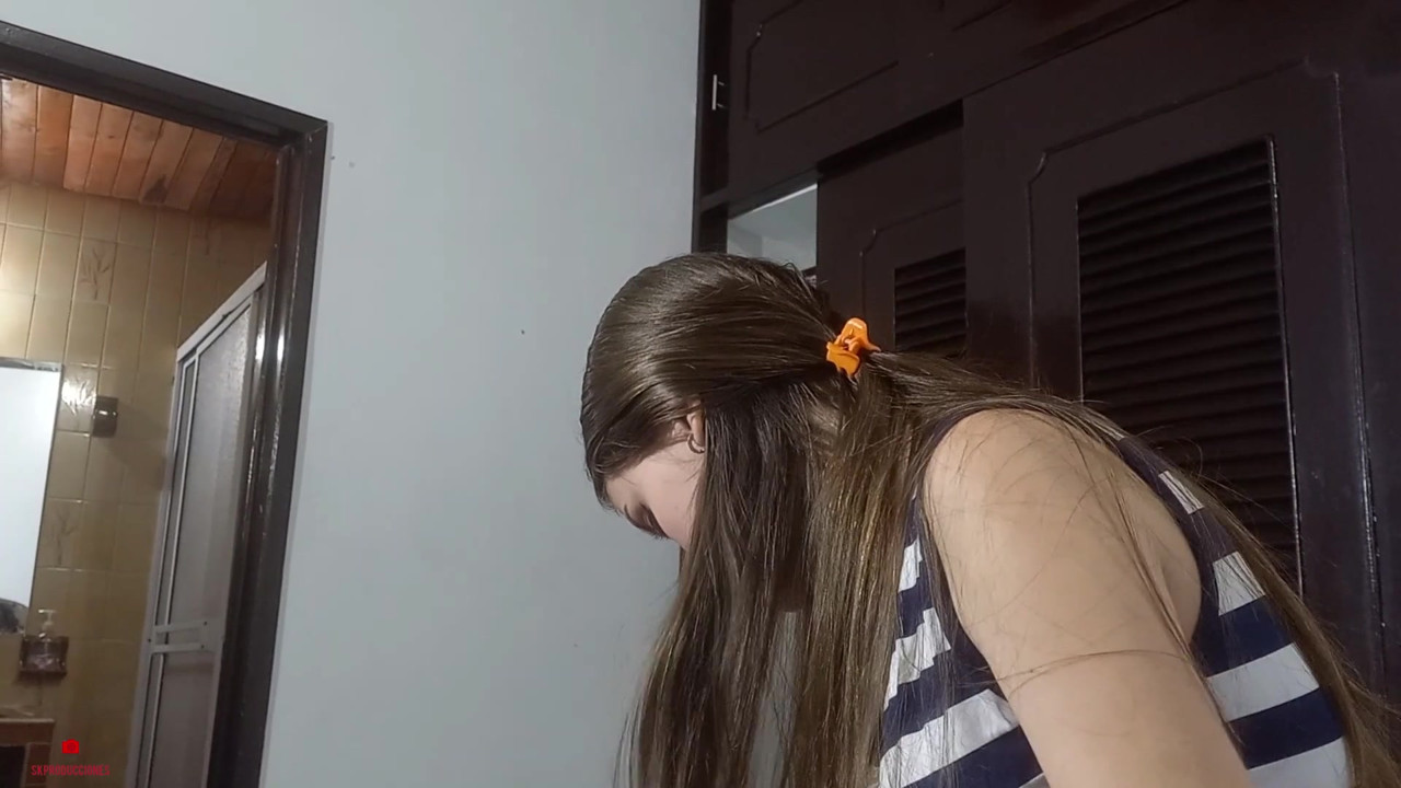 無邪気な顔をした義理の妹は、私に素晴らしいオーラルをさせてほしいと頼みます