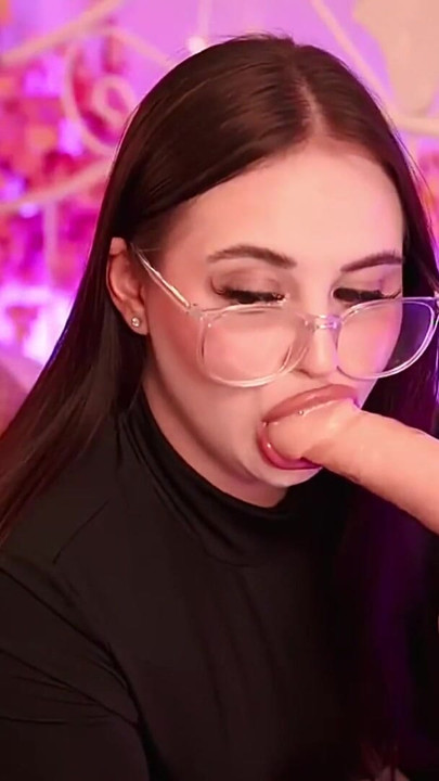 Üniversiteli kız inanılmaz derin ıslak sakso çekiyor | Klip 2