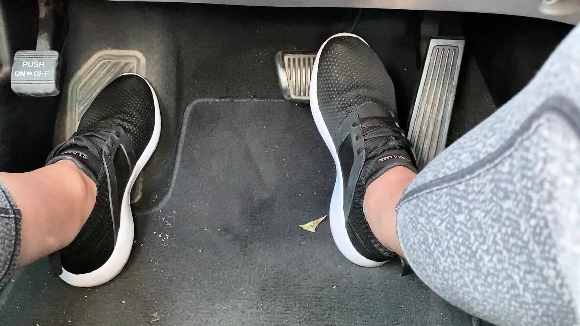 ضخ الدواسة في أحذية التنس بواسطة Ivys Feet